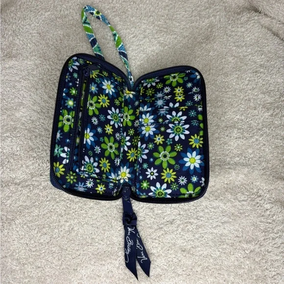 Vera Bradley Blue Daisy Daisy Print Wristlet Wallet Retired Pattern - Picture 4 of 8
